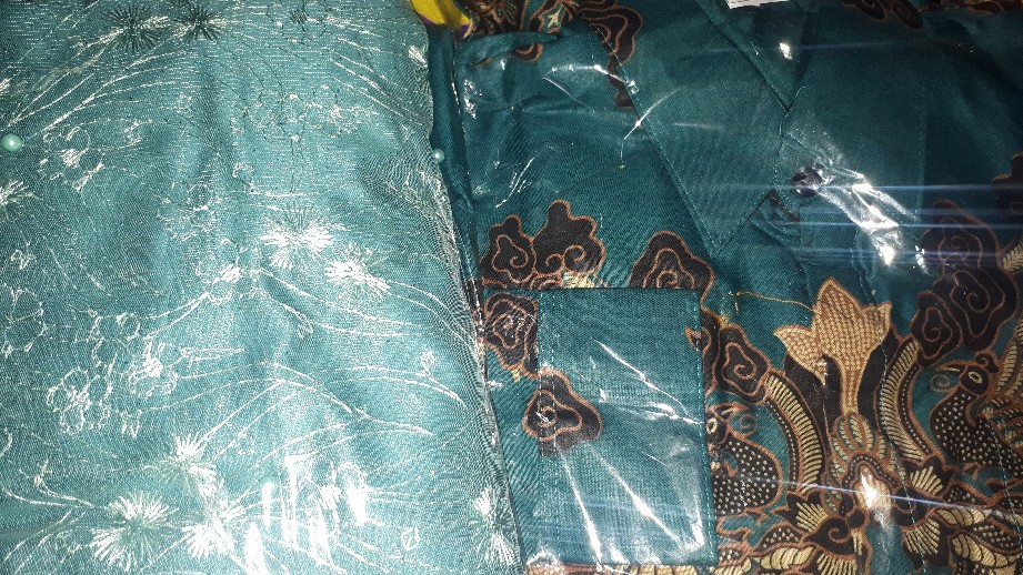 Batik Couple Kebaya Tunangan Set Pinguin Filya Merah Dan Hijau