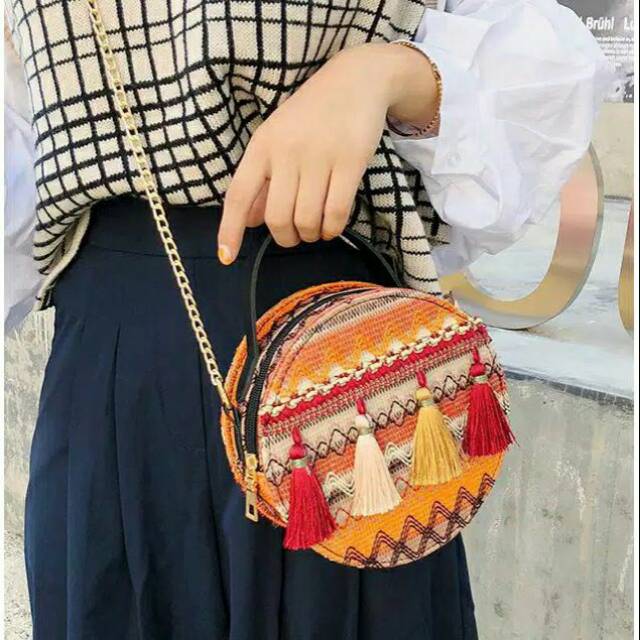 TAS SELEMPANG WANITA RAJUT BULAT RUMBAI RUBY COKLAT IMPORT