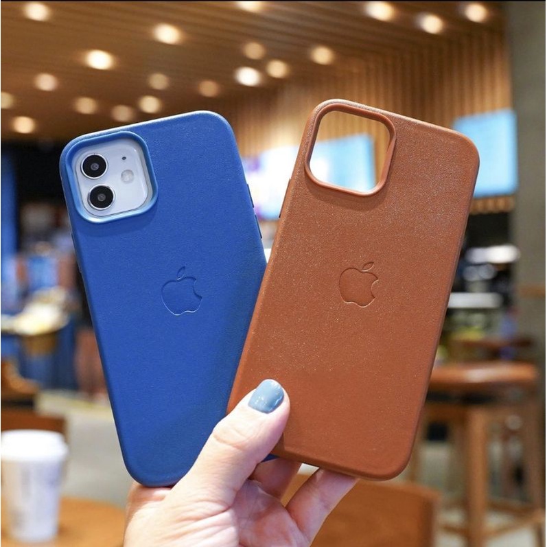 Softcase Leather ORISINIL LOGO iPhone 13 13PRO 13PROMAX Mini 12 12PRO 12PROMAX 11 11PRO 11PROMAX XSMAX XR XS 7+ 8+ 7 8 SE 2020/SE3 2022 Soft Case Kulit Asli ORI (Booming) Silky Lambang Warna Colour Black Hitam Neavy Coklat Kayu EMBOS Plus 3 PROMAX PRO MAX