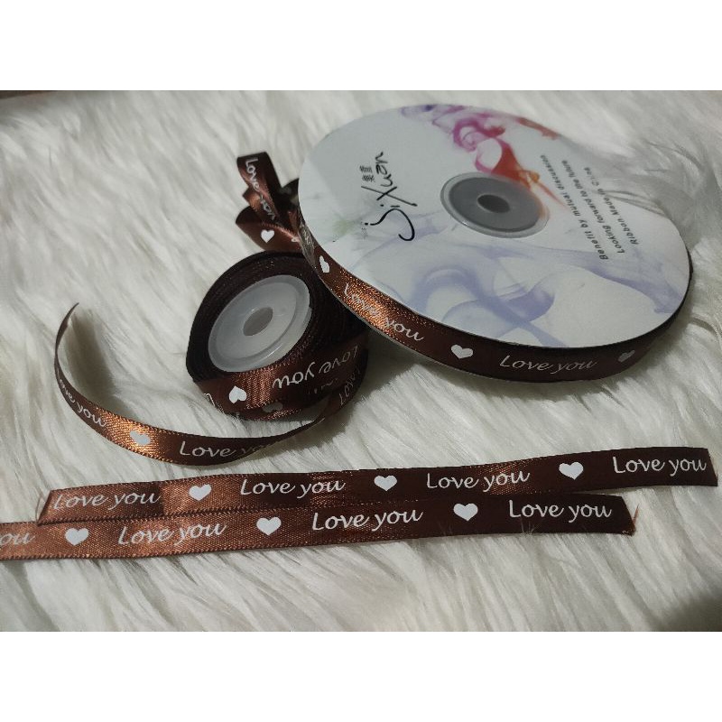 

PITA SATIN 1CM COKLAT/PITA SATIN TULISAN LOVE YOU/RIBBON LOVEYOU 1CM