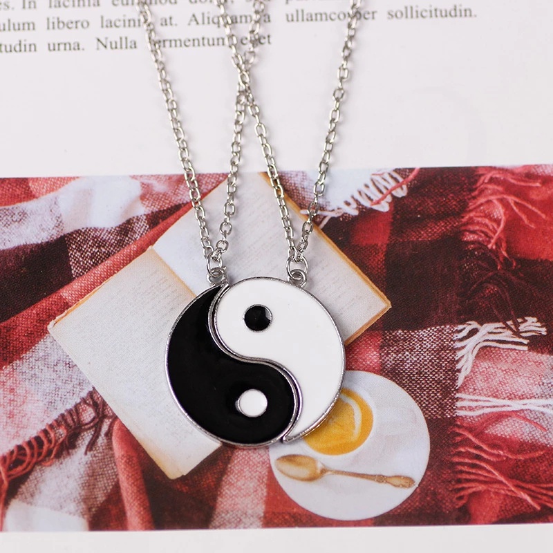 2pcs / Set Kalung Rantai Liontin Yin Yang Tai Chi Adjustable Warna Hitam Putih Gaya Retro Untuk Pasangan