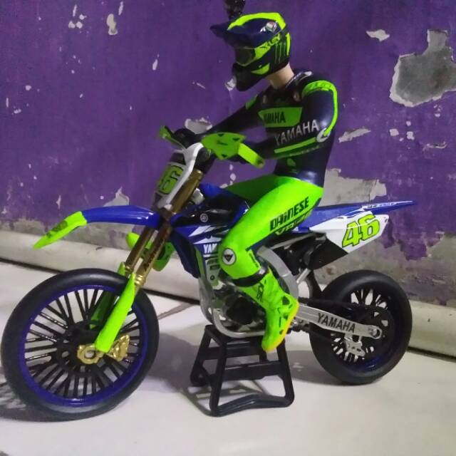 Diecat motor trail valentino rossi + figur valentino rossi.  Miniagur motor + vigur valentino rossi.