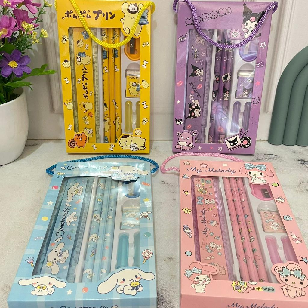 

Lebih Keren Paket Alat Tulis SANRIO 5 in 1 Komplit Lucu Paket Box Kuromi Bertali Cinnamoroll Melody Purin compact Alat Tulis Favorit Anak Harga Termurah Kualitas Terbaik bisa COD