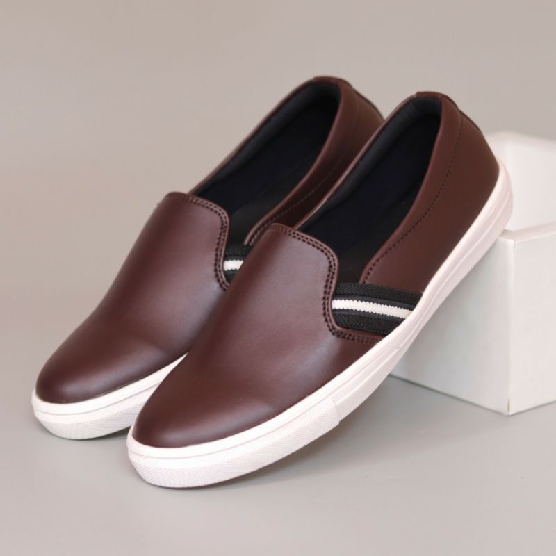 bungkusuku indra - Sepatu Casual Slip On Kulit Pria Sepatu Slip On Sneakers Kasual Santai Kerja