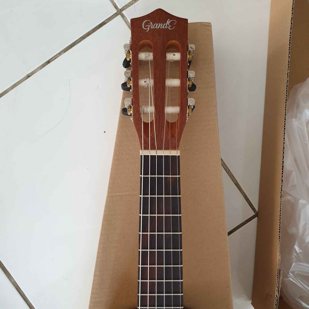 READY Gitarlele Grande Guitalele Original Natural dan Coklat Guitarlele Guitar Gitar Kecil Sedang