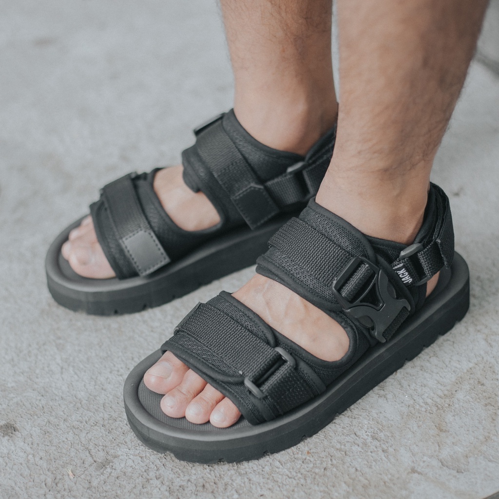 ALVIS FULL BLACK ORIGINAL x JACK Sandal Casual Hitam Pria Sendal Gunung Kasual Jalan Santai Harian Main Hangout Lebaran Traveling Fashion Jepang Distro Remaja Dewasa Outdoor Adventure Premium Travelling Footwear Tali 2 Strap Keren Terbaru Kekinian Branded