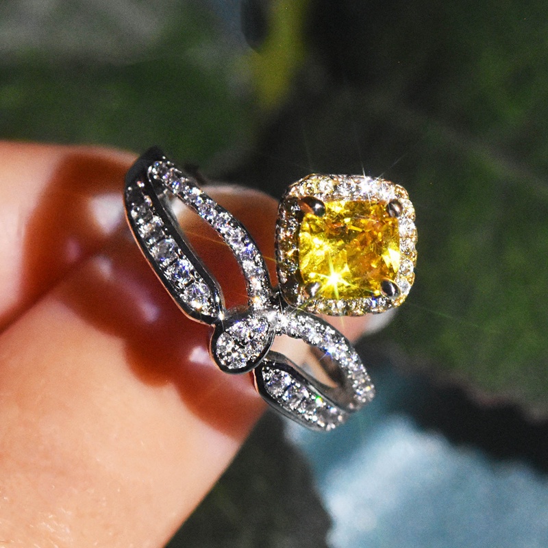 Cincin Bentuk Mahkota Aksen Kristal Warna Silver Untuk Wanita