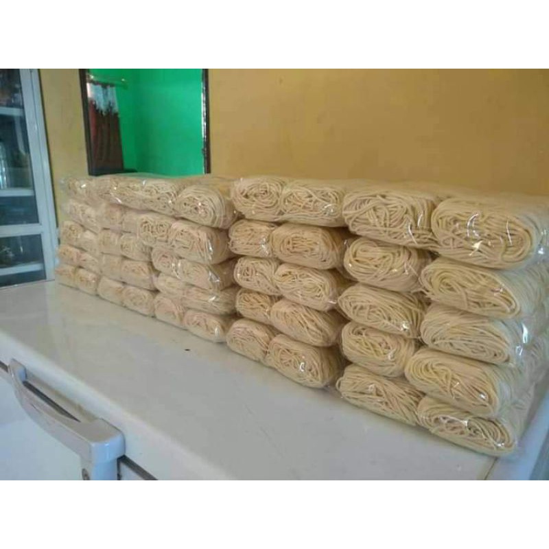 

mie ayam,kemasan 1kg isi 12 porsi.
