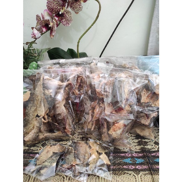 

kerupuk kulit ikan salmon mentah
