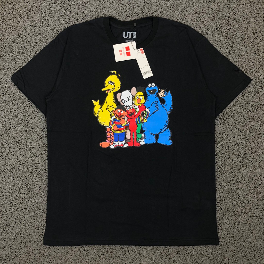 T SHIRT KAOS UNIQLO KAWS X SESAME STREET FAMILY HITAM & PUTIH AUTHENTIC PREMIUM-HITAM