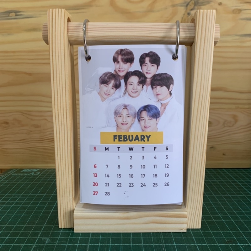 

KALENDER MEJA AESTHETIC TEMA KALENDER BTS 2024 MODEL GANTUNG