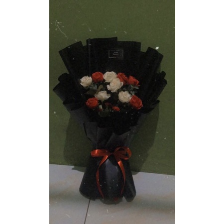 buket//bouquet hitam bunga mawar merah dan putih manis murah meriah