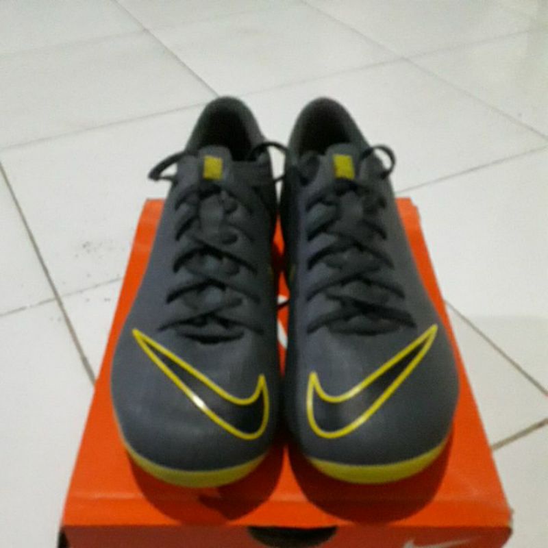 Sepatu bola kaki