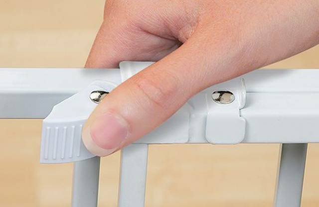 Summer Infant Top of Stairs Simple to Secure Metal Safety Gate