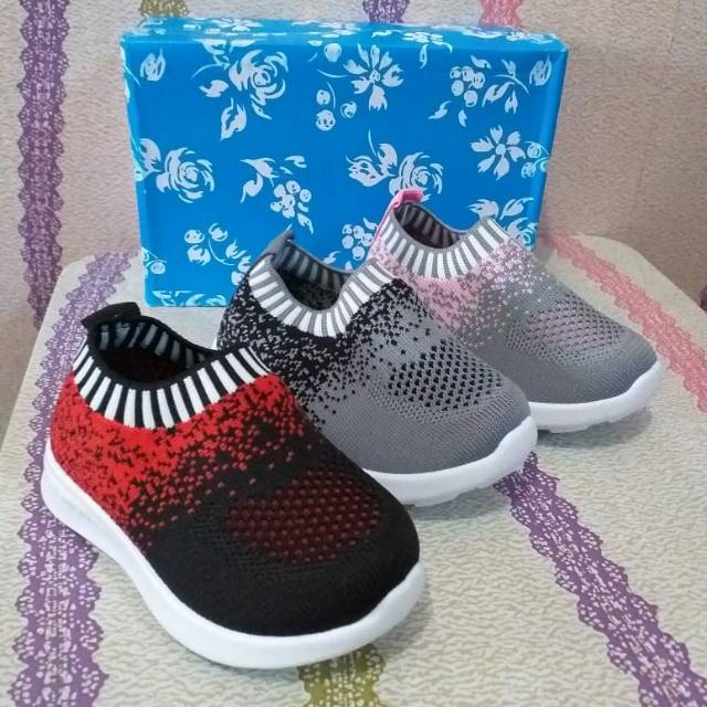 SEPATU SPORT RAJUT ANAK
