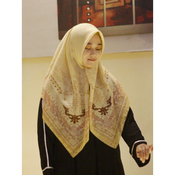 Hijab motif batik simple kuning gading