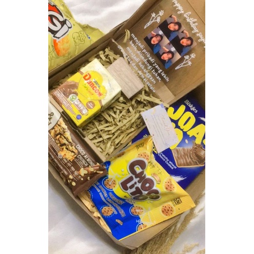

Star GIFT BOX BIRTHDAY/ ANNIVERSARY / SNACK BOX HAMPERS