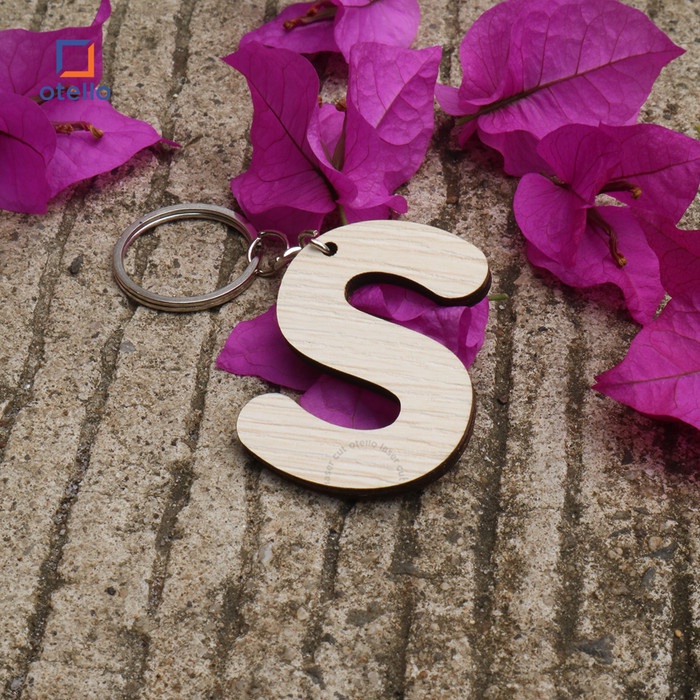 Gantungan Kunci Kayu Huruf Alfabet Wooden Keychain Letter Ganci Unik