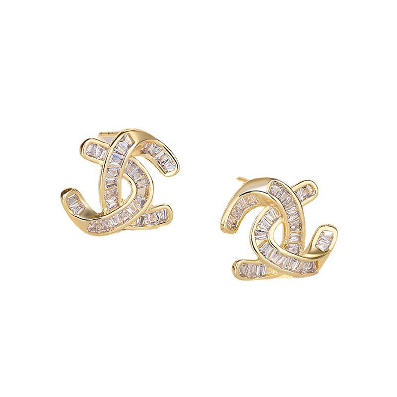 Trendy Fashion Huruf Anting Baja Titanium Temperamen Niche Desain Rasa Anti Karat All-Match Anting Wanita