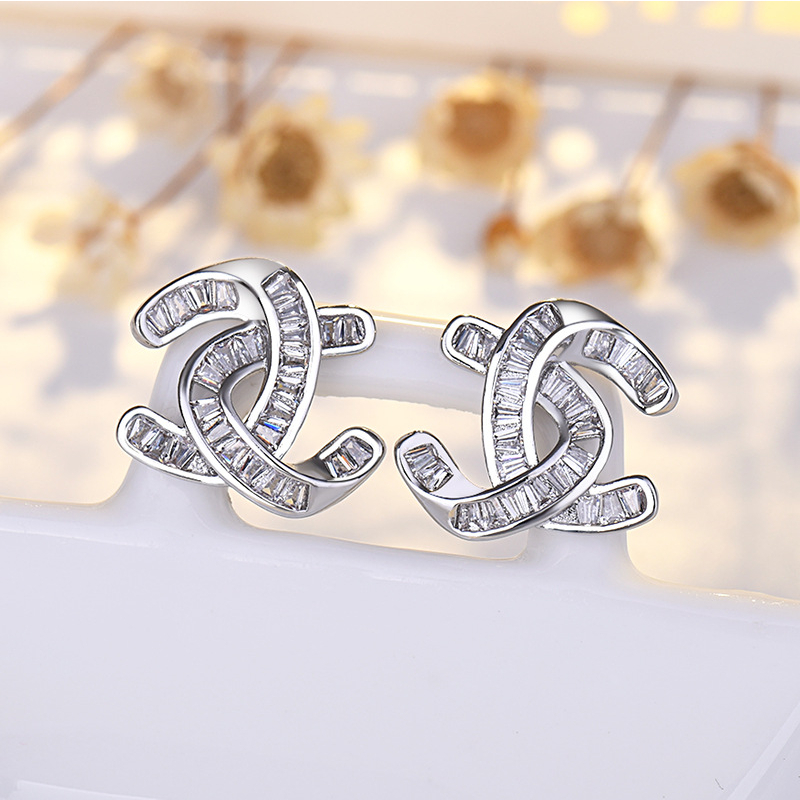 Trendy Fashion Huruf Anting Baja Titanium Temperamen Niche Desain Rasa Anti Karat All-Match Anting Wanita