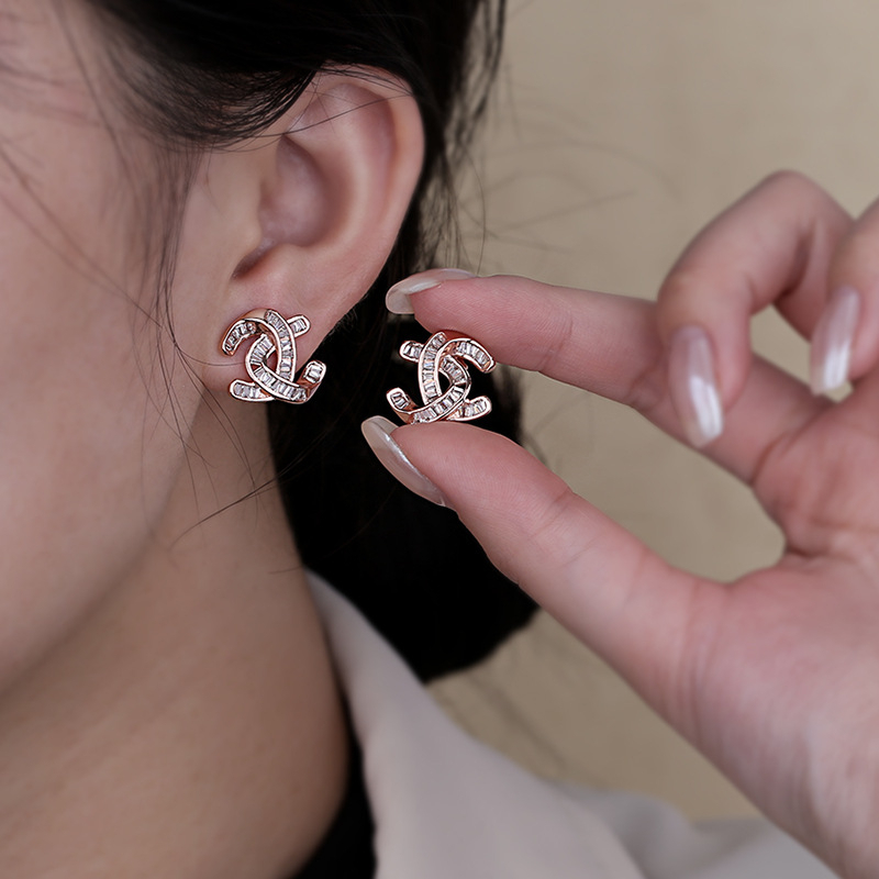 Trendy Fashion Huruf Anting Baja Titanium Temperamen Niche Desain Rasa Anti Karat All-Match Anting Wanita