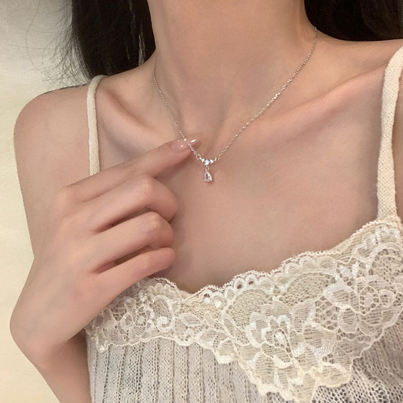 Kalung Wanita Panjang Temperamen Berkualitas Tinggi Korea Fashion Light Luxury Water Drop Diamond Necklace Kalung Berlian Tetesan Air