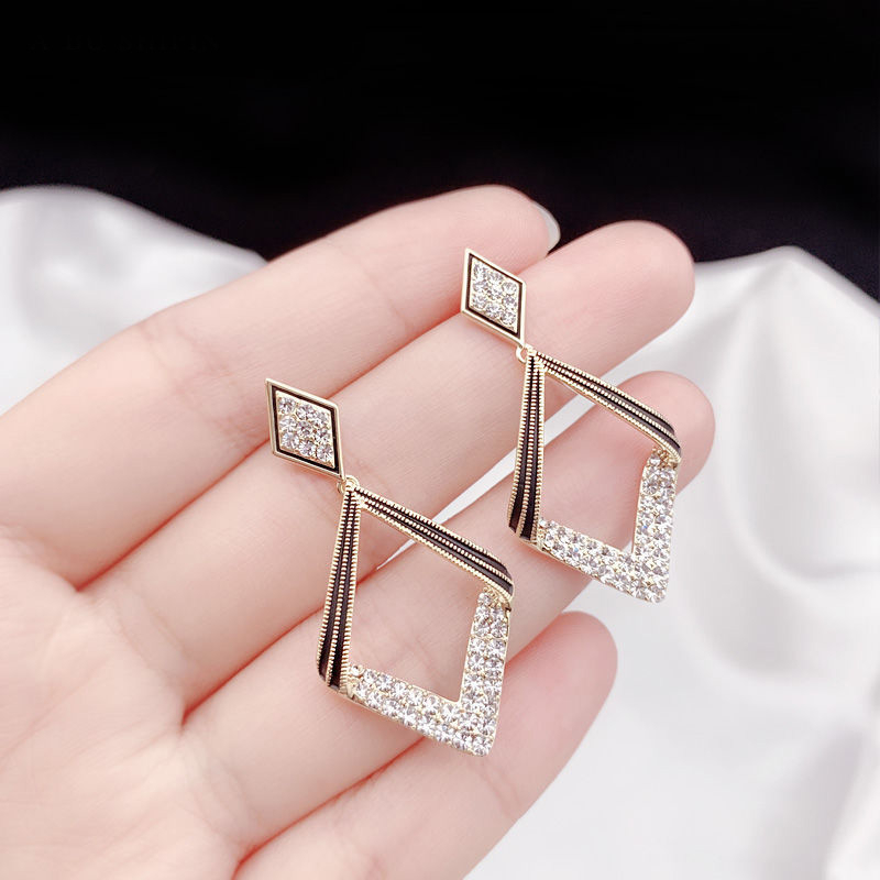 【COD】 Anting Mewah Ringan Wanita Electroplated Belah Ketupat Temperamen Geometris Gaya Panjang