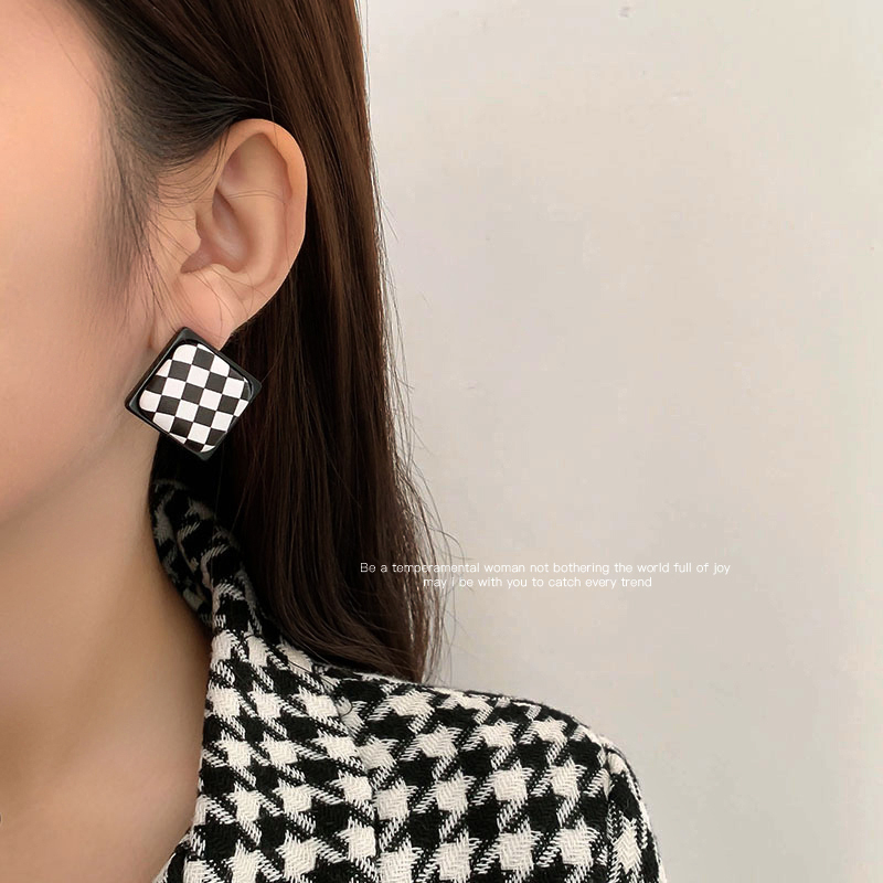 Anting Kotak Hitam Dan Putih Anting Elegan Gaya Retro