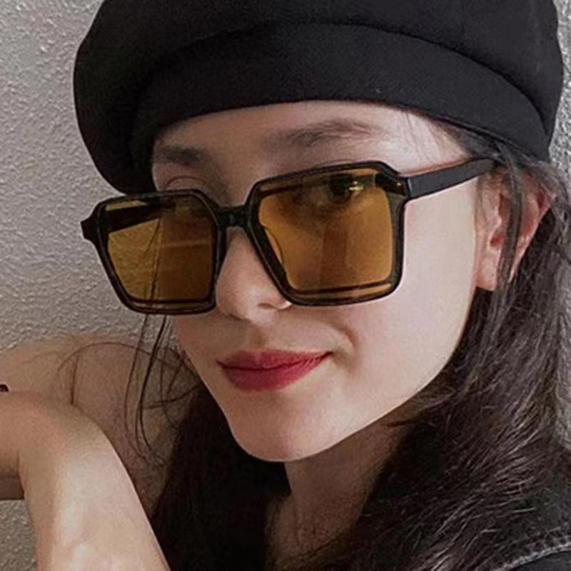 【Bayar di tempat】2023 gaya baru bintang yang sama Gaya Individualized Kacamata Wanita Jalan Foto Pose Gaya Perlindungan Matahari Sunglasses