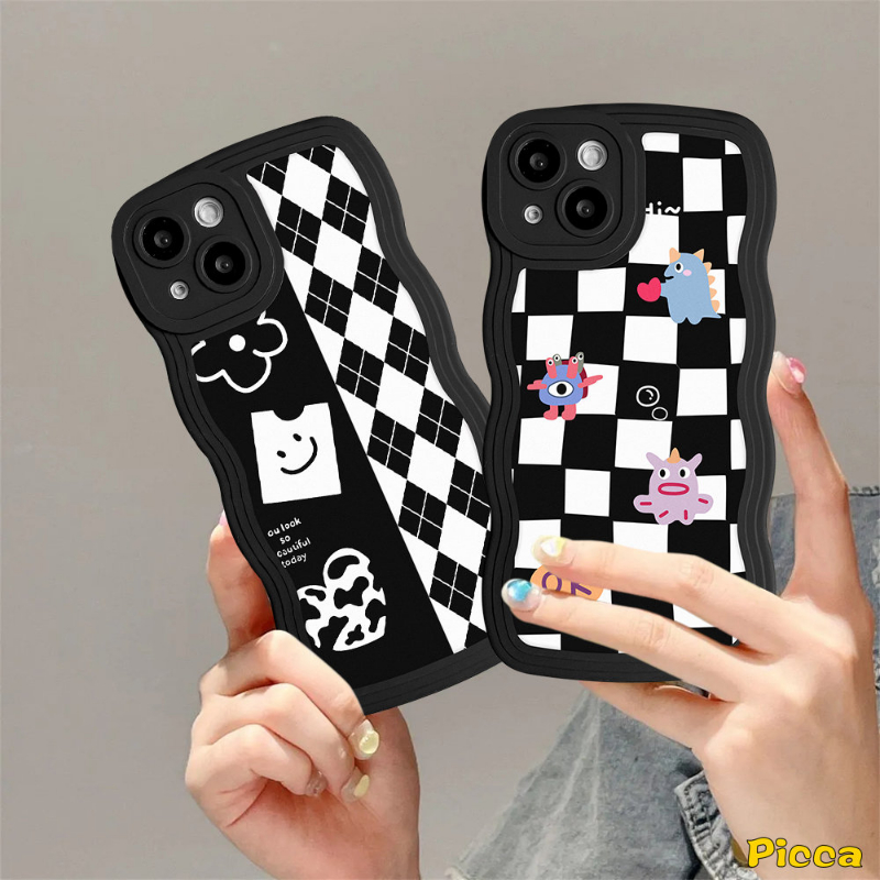 IPHONE Casing Pasangan Motif Kotak Berlian Hitam Dan Putih Grid Monster Kecil Cinta Fragments Cocok Untuk Iphone11 13 12 14 Pro Max 14Plus 6 6s 8 7 Plus XR X XS Max SE 2020pinggiran Bergelombang Lembut TPU Cover