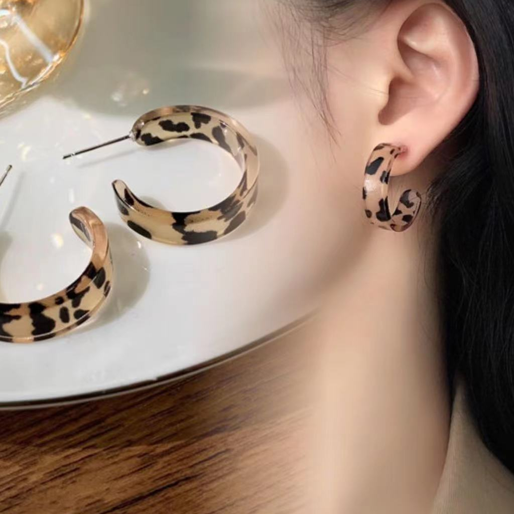 Anting Klip Telinga Bentuk C Motif Leopard Bahan Resin Gaya Retro