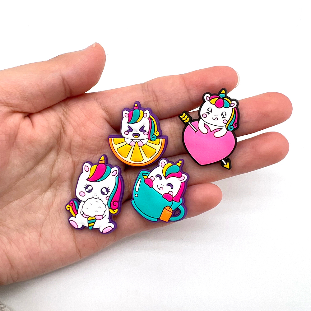 Unicorn Pesona Sepatu Aksesoris Taman Sepatu Atas Dekorasi Bakiak Croc Pin Jibbit Charm Unisex Menyenangkan Hadiah