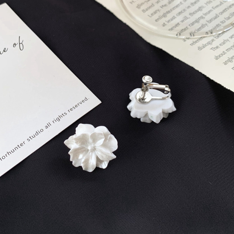 Anting Klip on Tanpa Tindik Desain Bunga Bahan Resin Warna Putihungu Untuk Wanita
