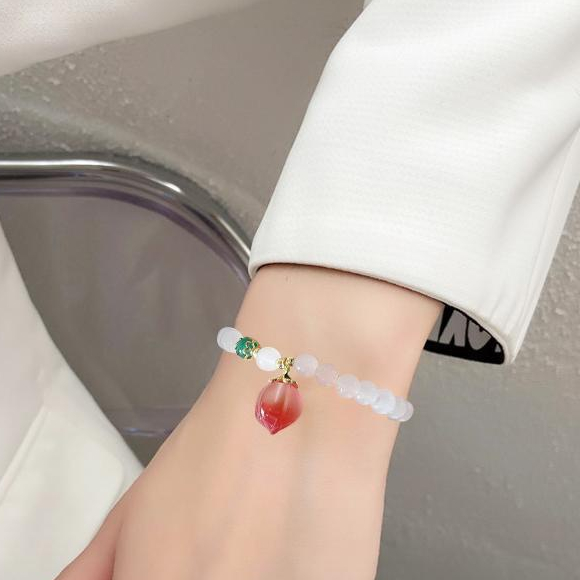 【Bayar di tempat】2023 gaya baru Gelang Pacar Manis Perempuan Peach Gelang Gaya Vintage Giok Putih Manik Hijau