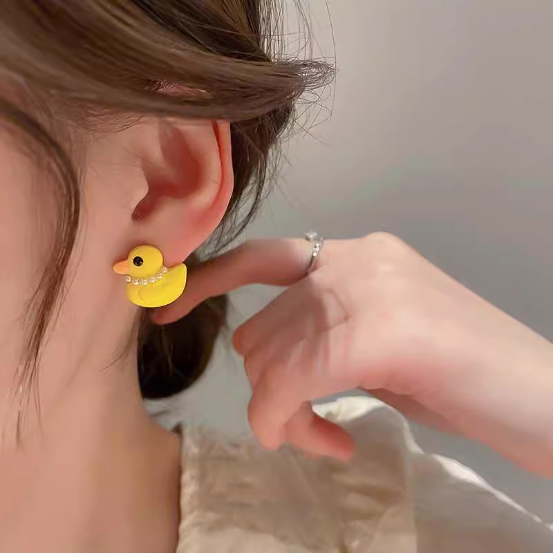 【Bayar di tempat】Kartun Gadis Lucu Anting Mutiara Kecil Kuning Bebek Telinga Studs Earrings Desain Sense