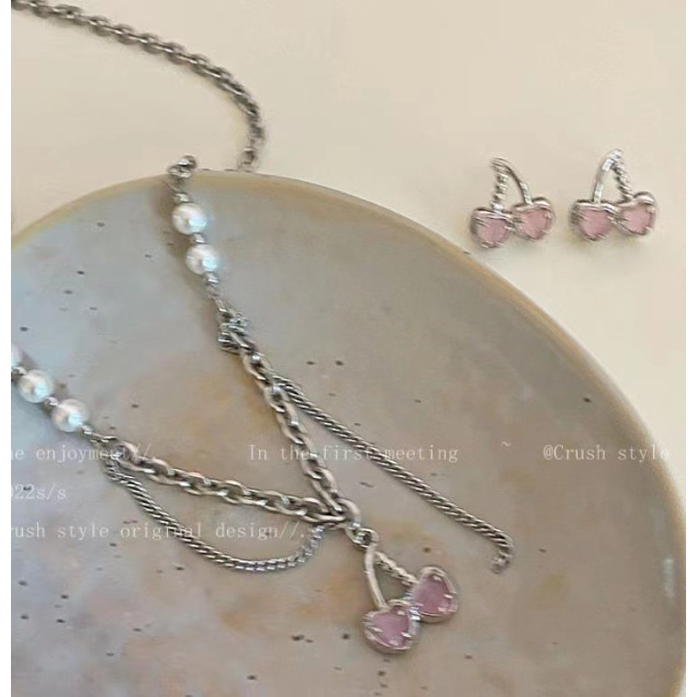 【Bayar di tempat】Kalung Mutiara Bentuk Hati Cherry Warna Pink Tulang Selangka Logam Musim Panas Manis Gaya Keren Ringan Mewah