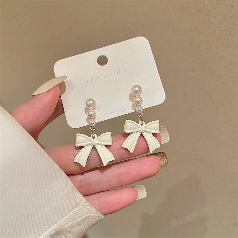 【Bayar di tempat】S925 Off-white  Busur Anting Mutiara Perempuan Berlebihan Anting Vintage Temperamen Senior Rasa Perhiasan Telinga