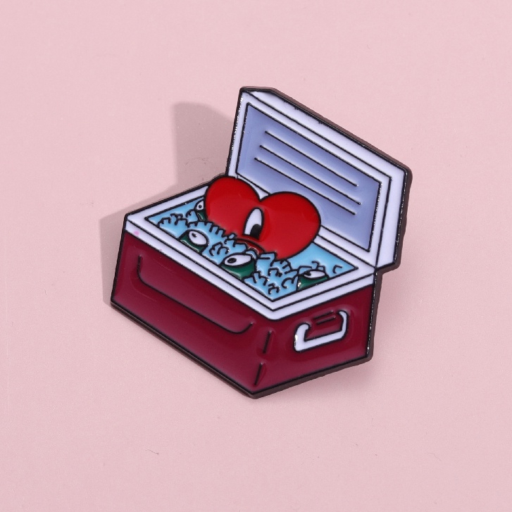 Bad Bunny Merah Hati Rapper Enamel Pin Kartun Musik Bros Pin Lencana Logam Kartun Perhiasan Hadiah Untuk Teman Penggemar