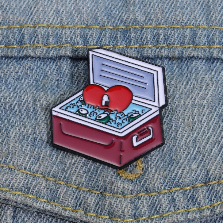 Bad Bunny Merah Hati Rapper Enamel Pin Kartun Musik Bros Pin Lencana Logam Kartun Perhiasan Hadiah Untuk Teman Penggemar