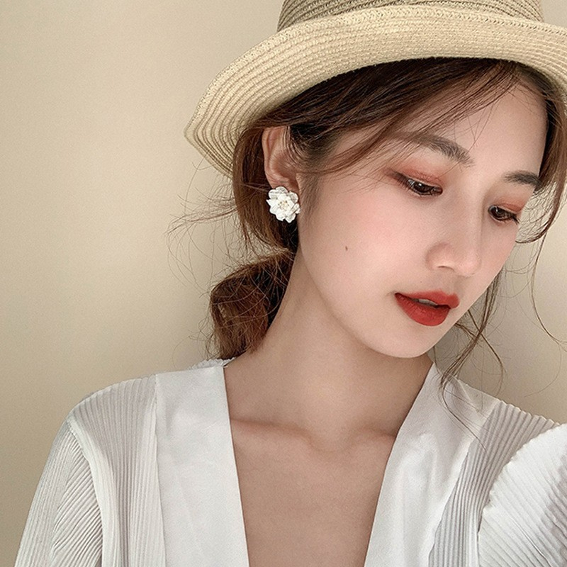 Anting Stud Bentuk Bunga Aksen Mutiara Imitasi Bahan Resin Untuk Wanita