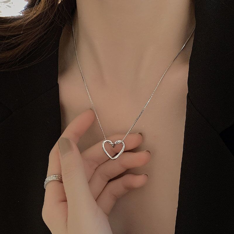 Ins Minimalis Berongga Keluar Cinta titanium steel Kalung Untuk Gadis, Aksesoris, Hadiah, fashion Versi Korea, Harga Produsen