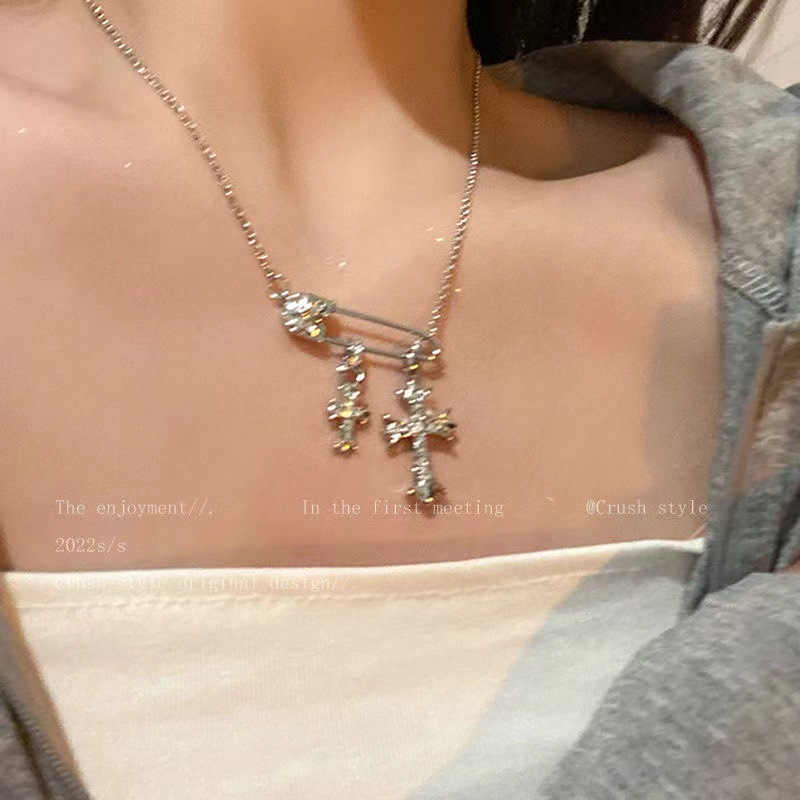 Salib Liontin Pin Berlian Kalung Necklace Aksesoris Wanita Cahaya Mewah Niche Tulang Selangka Rantai Perhiasan