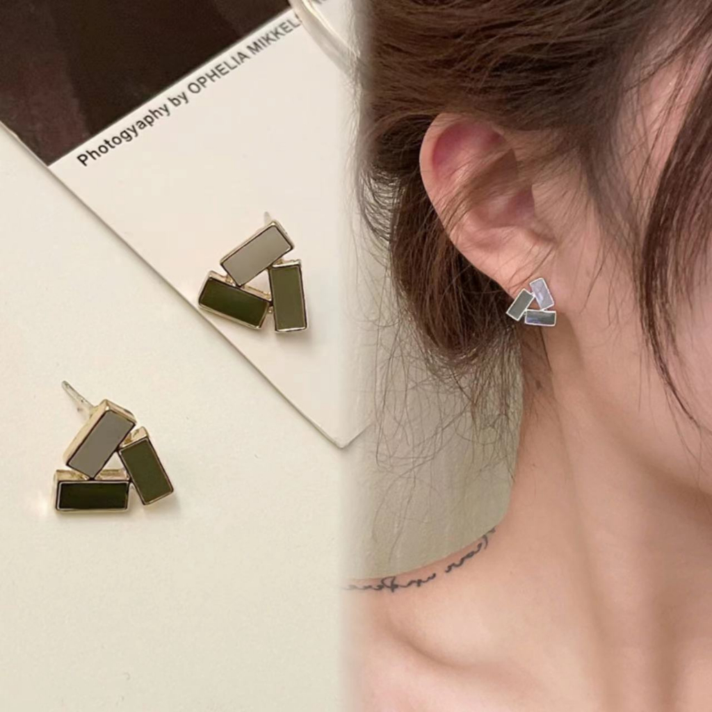 Anting Kait Gantung Desain Kucing Hitam Putih hollow Hias Mutiara + Berlian Gaya Eropa / Amerika Untuk Wanita