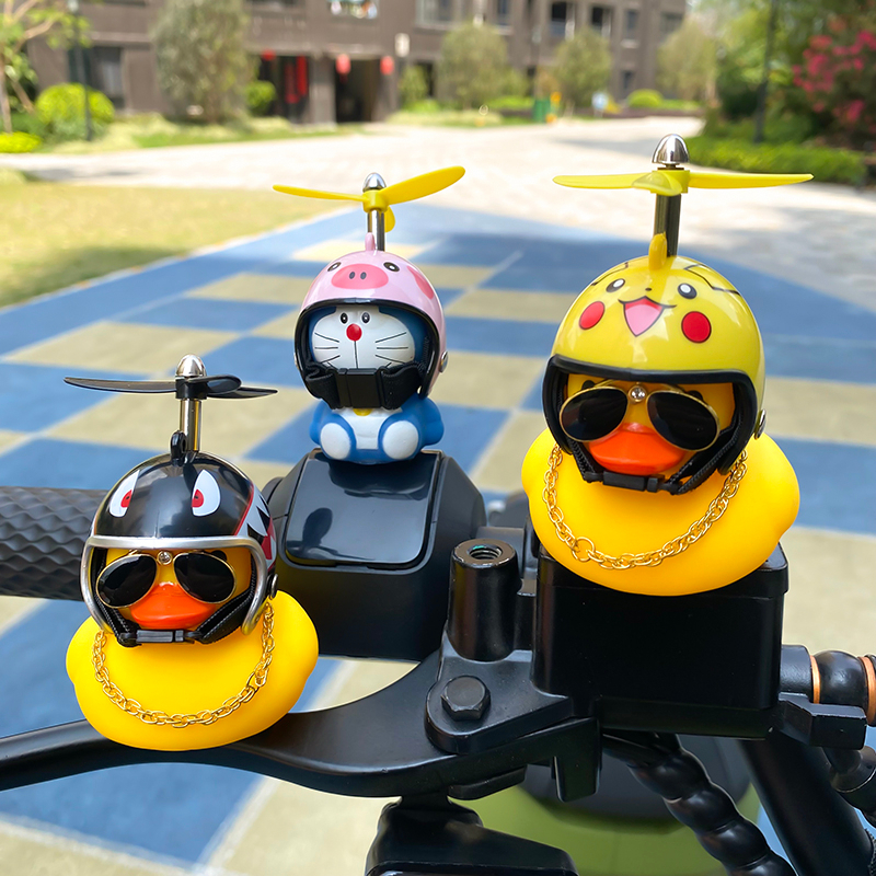 Ornamen Bebek Kuning 6.6x6 X 6cm Dengan Helm Bambu Copter Untuk Dekorasi Mobil