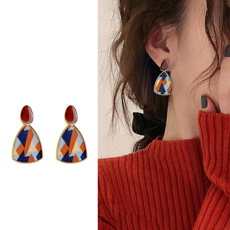 Anting Segitiga Geometris Motif Kotak burgundy Vintage Untuk Wanita Aksesoris Telinga Korea