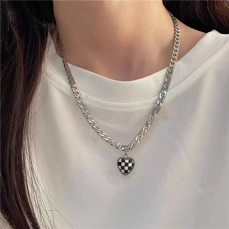 AY(CN) Kalung Rantai Liontin Hati Motif Papan Catur Warna Silver Untuk Wanita