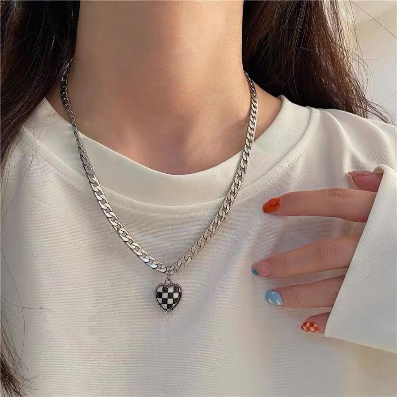 AY(CN) Kalung Rantai Liontin Hati Motif Papan Catur Warna Silver Untuk Wanita