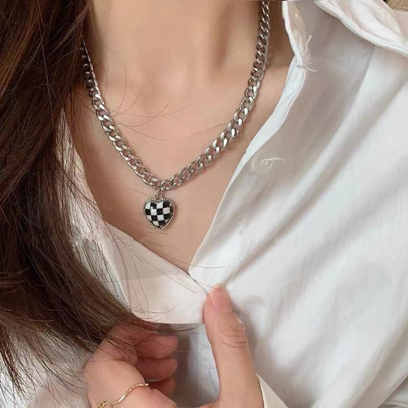 AY(CN) Kalung Rantai Liontin Hati Motif Papan Catur Warna Silver Untuk Wanita