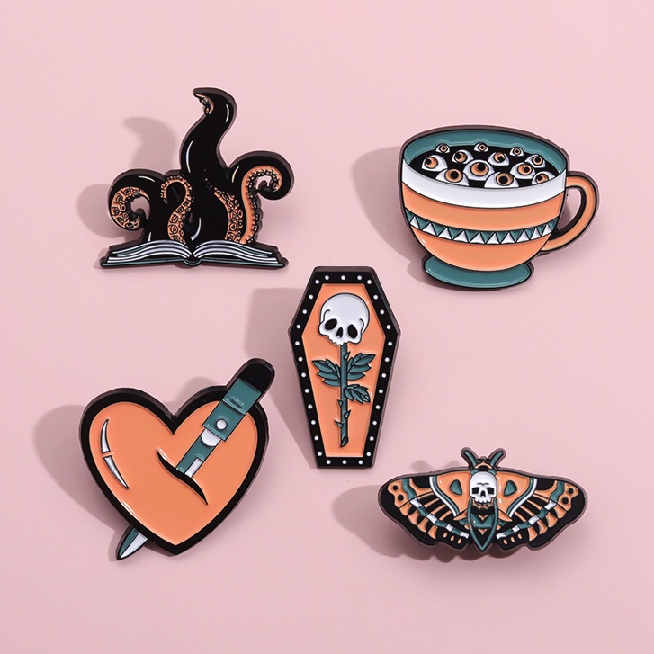 Gaya Punk Enamel Pin Penyihir Peti Mati Kupu-Kupu Bros Kerah Lencana Collar Badge Halloween Gothic Perhiasan Hadiah Untuk Teman