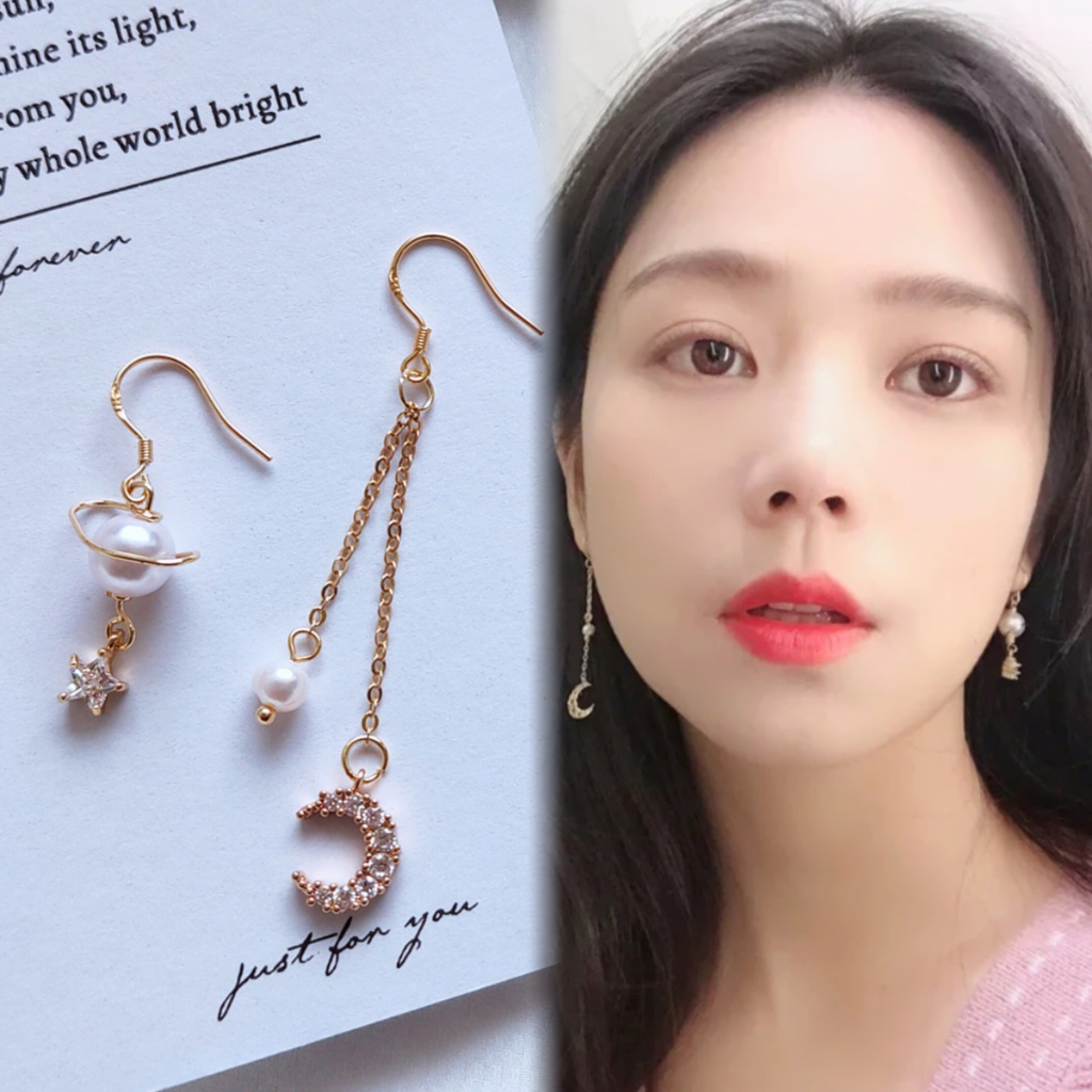 Anting Stud Desain Bintang Dan Bulan Aksen Berlian